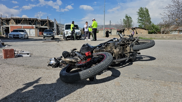 Erzincan'da hafif ticari araçla çarpışan motosikletin sürücüsü öldü