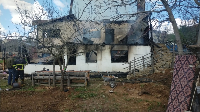 Saimbeyli'de çıkan yangında iki katlı ev kullanılamaz hale geldi