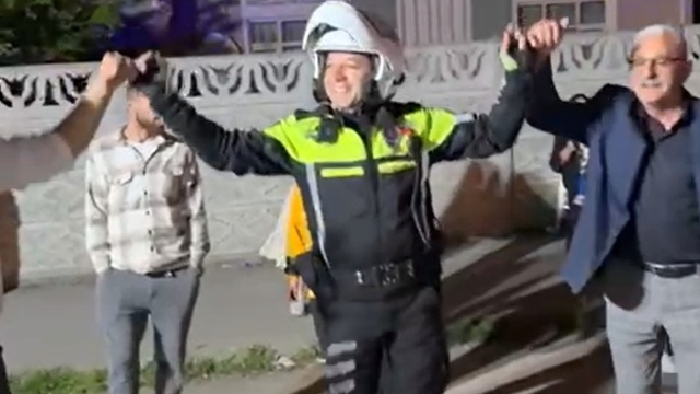 Düğün konvoyundaki araçları yoldan kaldıran polis, davet üzerine halaya katıldı