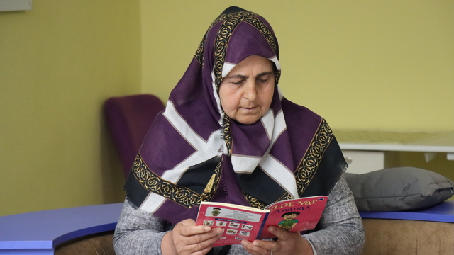 Çalışmaya gittiği okulda 49 yaşında çocukluk hayali okuma yazmayı öğrendi
