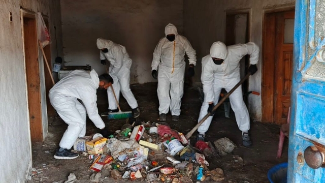 Kötü koku yayılan evden 1 kamyon dolusu çöp çıktı