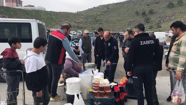 Kayseri'de bitpazarında tüketime uygun olmayan gıdalar toplanarak imha edildi