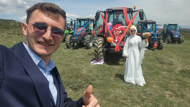 Traktör konvoylu düğün