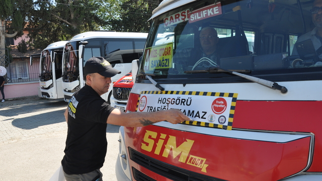 Mersin'de trafik uygulamasında sürücülere yoğurt ve çilek ikram edildi