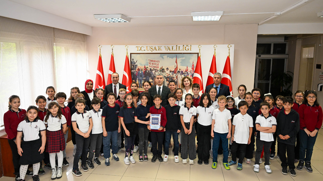 Uşak'ta öğrenciler yazdıkları kitabı Vali Aktaş'a hediye etti