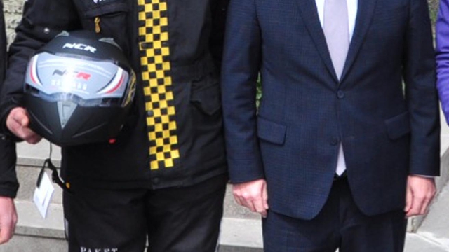 Validen kurallara uyan kuryelere kask hediyesi