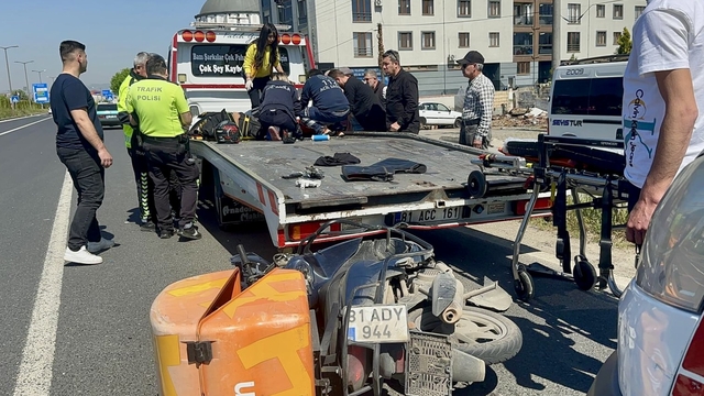 Düzce'de motosikletiyle çekiciye çarpan kurye yaralandı