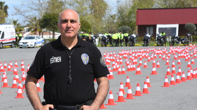 Emektar motosikletli trafik polis timi eğitmeni meslektaşlarına tecrübelerini aktarıyor