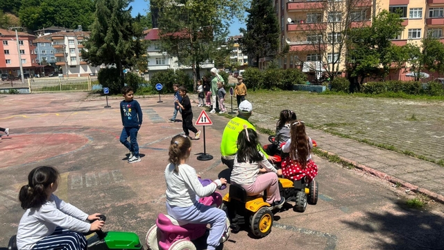 Salıpazarı'nda miniklere uygulamalı trafik eğitimi verildi
