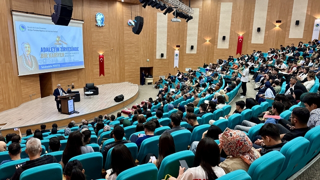 Kırşehir'de "Adaletin Zirvesinde Bir Kariyer: Anayasa Mahkemesi Deneyimleri" konferansı düzenlendi