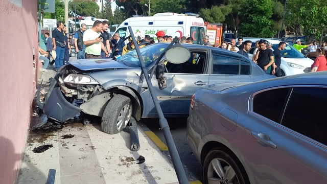 Manisa'da trafik kazasında 3 kişi yaralandı