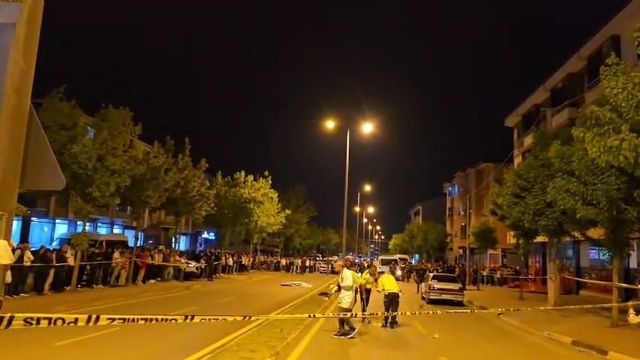 Otomobilin çarptığı iki kadın hayatını kaybetti