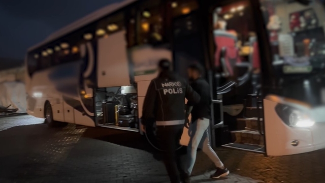 Bitlis'te yolcu otobüsünde 3 kilo 700 gram metamfetamin ele geçirildi