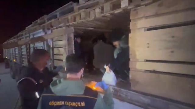 TIR'ın dorsesinde 42 kaçak göçmen yakalandı