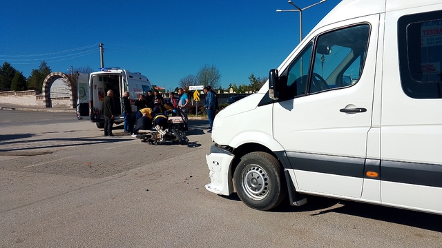 Şarkışla'da motosiklet ile minibüs çarpıştığı kazada 1 kişi yaralandı