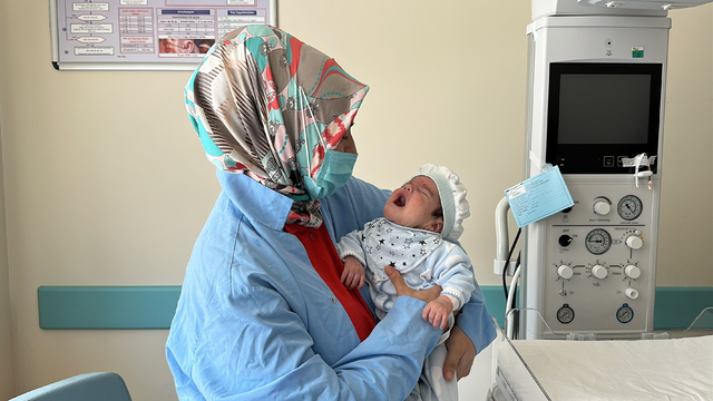 34 haftalık doğan Eymen bebeğin boynundan 445 gram tümör çıkarıldı