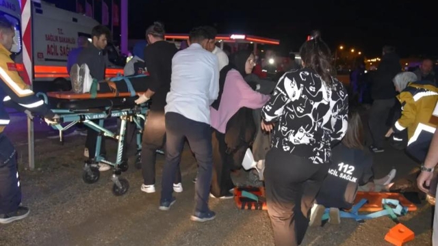 Gümüşhane'de otomobiller çarpıştı; 2'si yaya, 11 yaralı