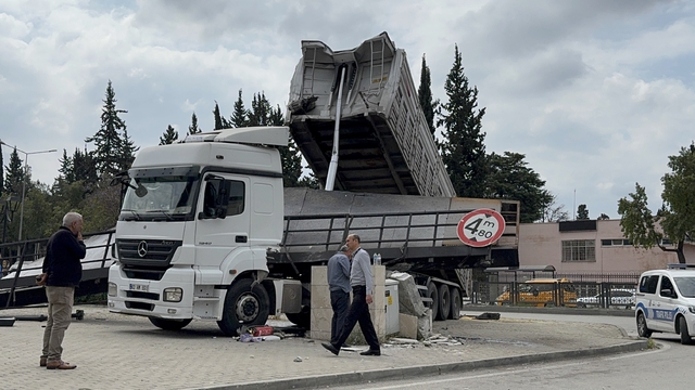 Adana'da seyir halindeki tırın açılan damperinin çarptığı üst geçit yıkıldı