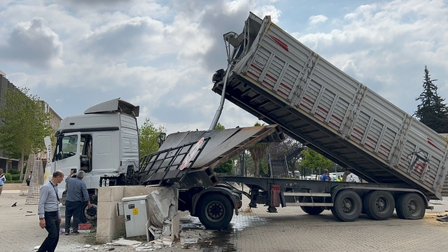 TIR'ın açılan dorsesi üst geçidi parçaladı