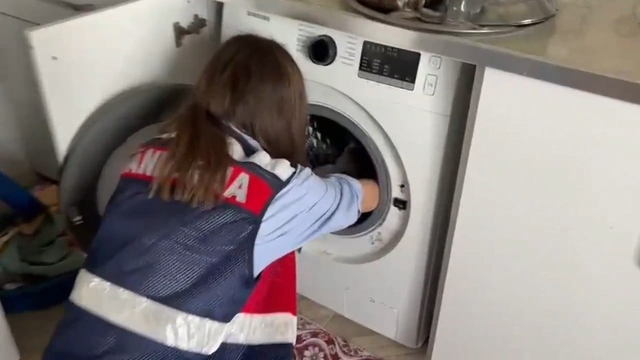 Çamaşır makinesi ile toprak altından silahlar çıktı; 16 gözaltı