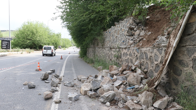 Diyarbakır'da yol kenarındaki istinat duvarında kısmi çökme