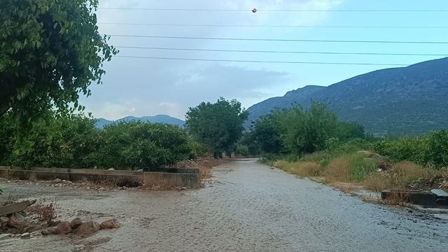 Kozan'da sağanak ve dolu etkili oldu