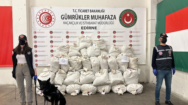 Kapıkule'de otobüsteki 234 kilo esrarı, narkotik köpeği Turbo buldu