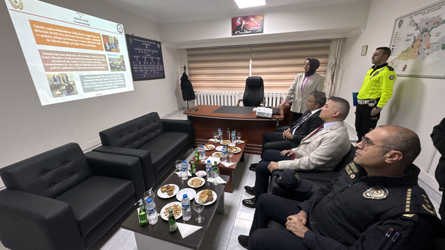 Ardahan polisi POLHANE projesi ile bir yılda 10 bin haneyi ziyaret etti