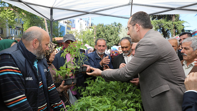 Akçaabat'ta ücretsiz 10 bin sebze fidanı dağıtıldı