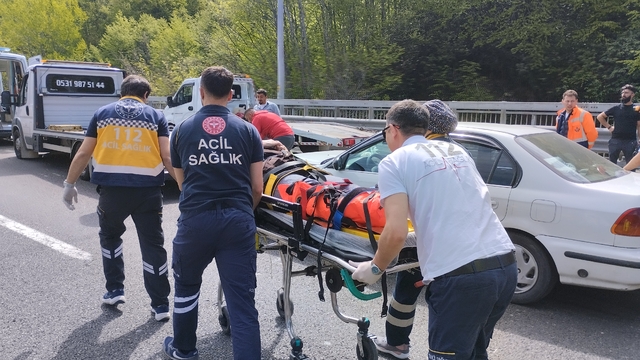 Otoyolda otomobil çekiciye çarptı: 3 yaralı