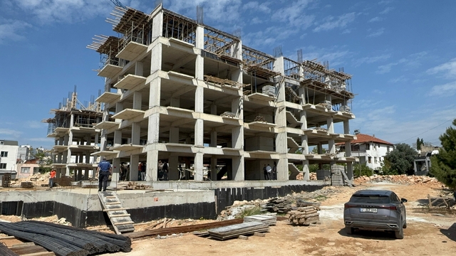 Antalya'da merdiven boşluğuna düşen işçi hayatını kaybetti