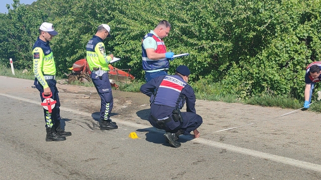 İzmir'de minibüsle çarpışan traktörün sürücüsü öldü, 3 kişi yaralandı