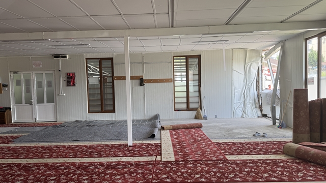 Kocaeli'de kontrolden çıkan otomobilin camiye girmesi kamerada