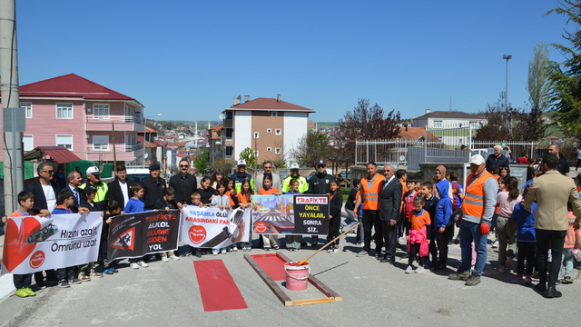 Havza Kaymakamı Ayvat öğrencilerle yaya geçidi boyadı