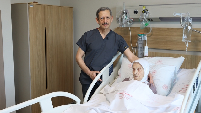 Bursa'da 104 yaşındaki hasta kalp kapakçığı ameliyatıyla sağlığına kavuştu