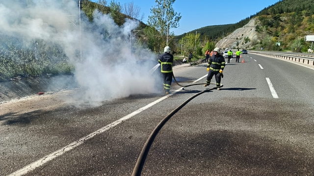 Bilecik'te seyir halindeki otomobilde çıkan yangın söndürüldü