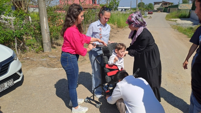 Sakarya'da üniversite öğrencileri kermes geliriyle serebral palsili çocuğa engelli bisikleti aldı
