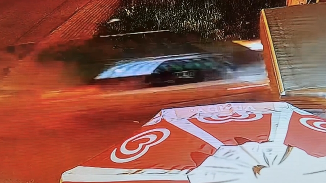 Otomobil caminin duvarını yıkıp içeri girdi; kaza kamerada