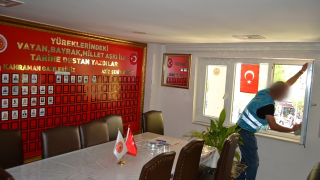 Bursa'da hükümlüler Türkiye Gaziler ve Şehit Aileleri Vakfı Şubesi'ni temizledi