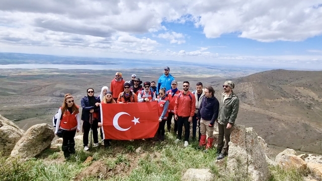 Kırşehir'de dağcılar 1528 metre yüksekliğindeki Aliöllez Dağı zirvesine tırmanış yaptı