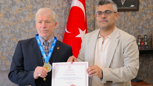 Avrupa'dan altın madalyayla dönen Yıldıran, çalıştığı hastanede başarı belgesiyle ödüllendirildi