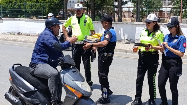 Anamur'da trafik uygulamasında sürücülere muz ve çilek ikram edildi