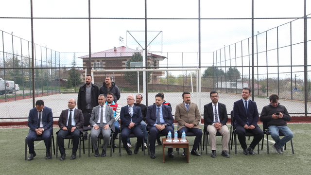 Ahlat'ta öğrencilere meyve fidanı dağıtıldı