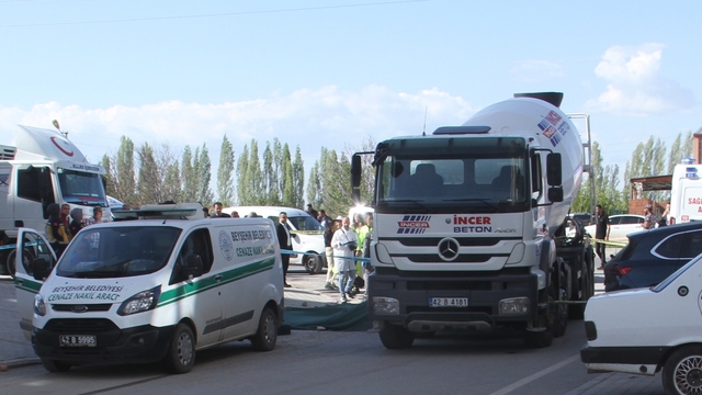 Konya'da beton mikserinin altında kalan yaya hayatını kaybetti