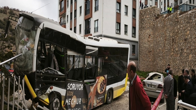 İstinat duvarını aşıp, otomobilin üstüne düşen otobüsün şoförü 55 gün sonra öldü
