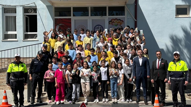 Ladik ilçesinde trafik haftası etkinlikleri kapsamında çocuklar bilgilendirildi