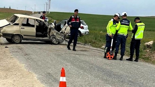 Aksaray'da 2 otomobil çarpıştı 1 kişi öldü, 2 kişi yaralandı