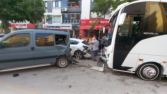 Manisa'da işçi servisinin park halindeki araçlara çarptığı kazada 1 kişi yaralandı