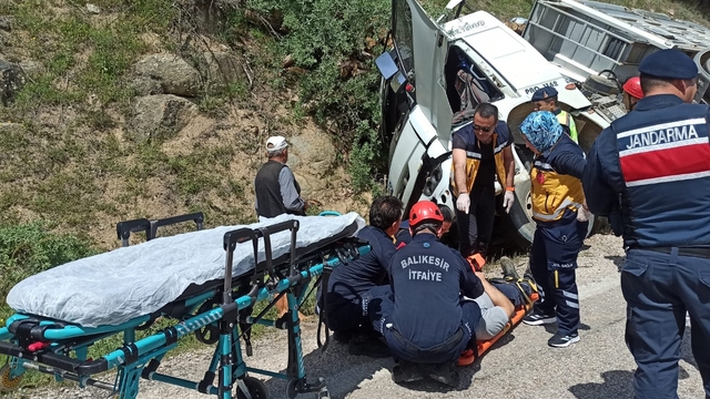 Balıkesir de devrilen tırın şoförü yaralandı