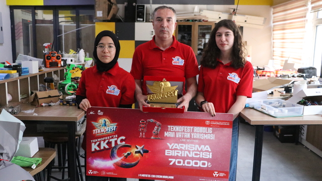Türkiye'den aldığı bayrağı Kıbrıs'ta göndere çeken robot projesiyle TEKNOFEST'te birinci oldular